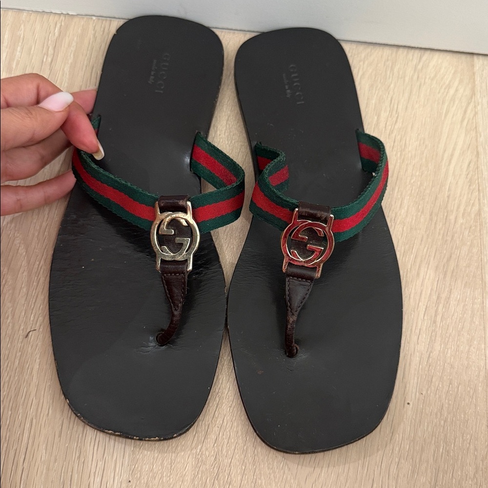 Pre-owned GG Interlocking Web Leather Flip Flops 40
